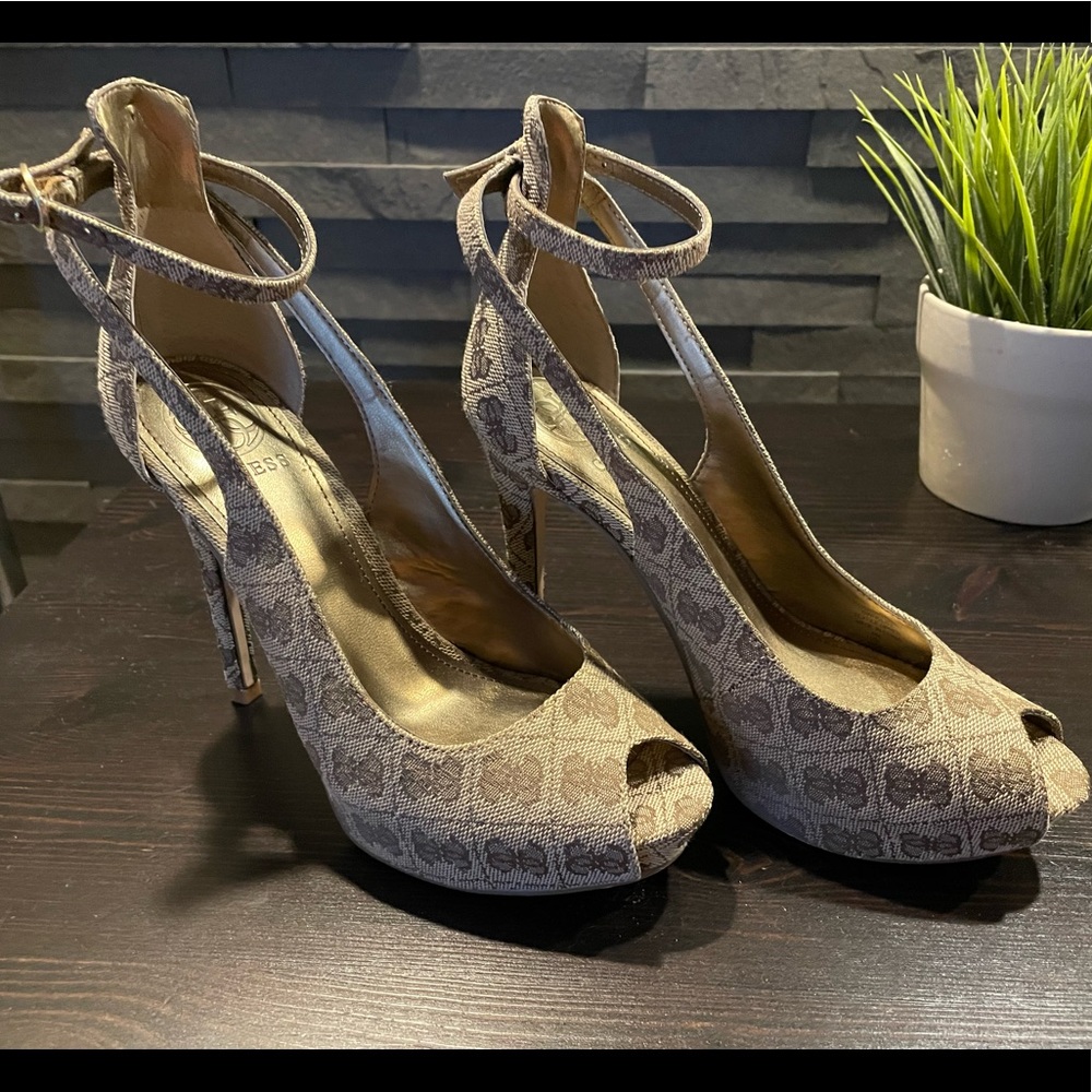 Guess peep-toe monogram platform pumps